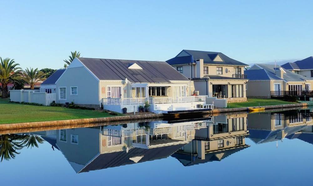 Waterfront homes in Buenaventura Lakes